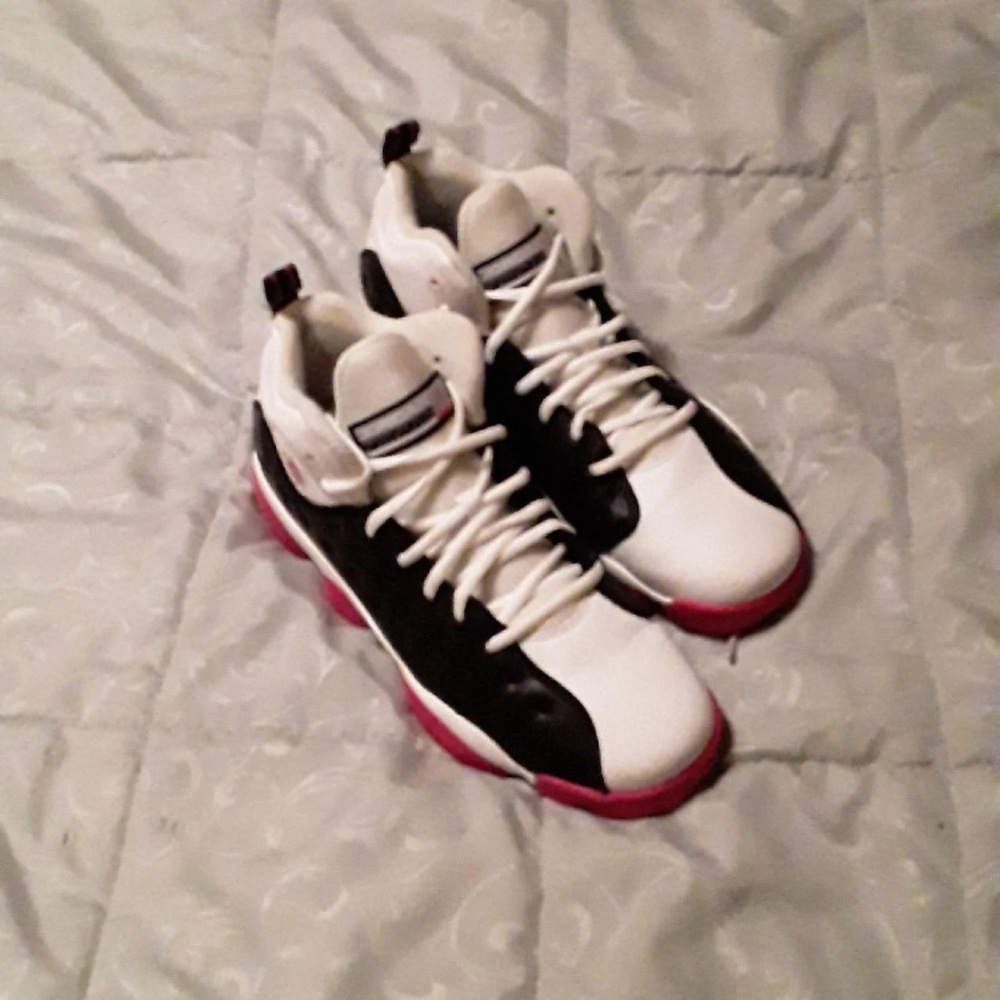 🚫SOLD ON MERC🚫 EUC Jordan’s, size 9.5y